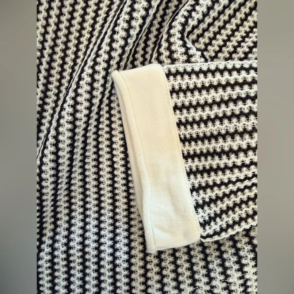 Nic+Zoe Zig Zag Split V Neck Knit Top Medium Black and White - Picture 6 of 9